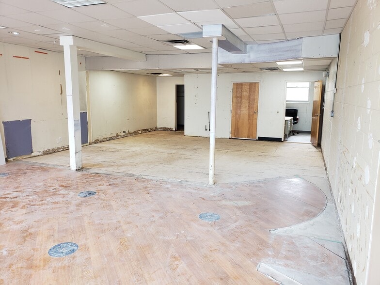 More Photos Of 3706 Hillsboro Rd, Nashville Freestanding For Lease