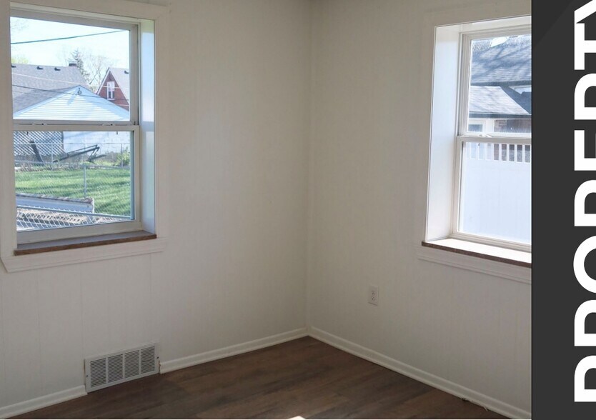 More Photos Of 2827 Fort St, Lincoln Park Freestanding For Sale
