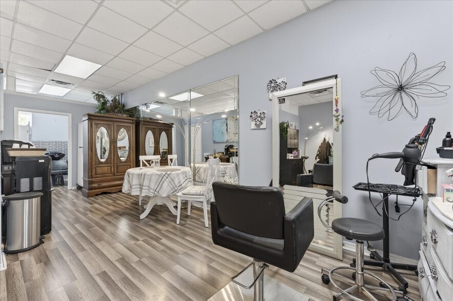 More Photos Of 913 Gulf Breeze Pky, Gulf Breeze Storefront Retail Office For Sale