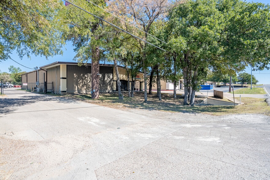 More Photos Of 3933 California Pky E, Fort Worth Unknown For Lease