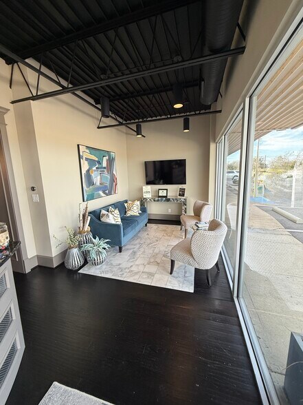 More Photos Of 209 Hubbard Dr, Heath Freestanding For Lease