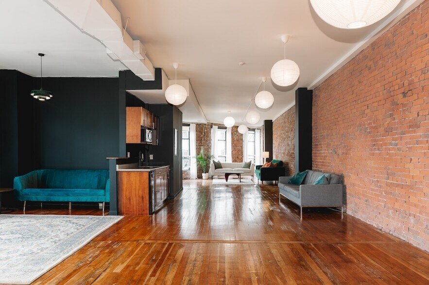 More Photos Of 52 Powell St, Vancouver Office For Sale