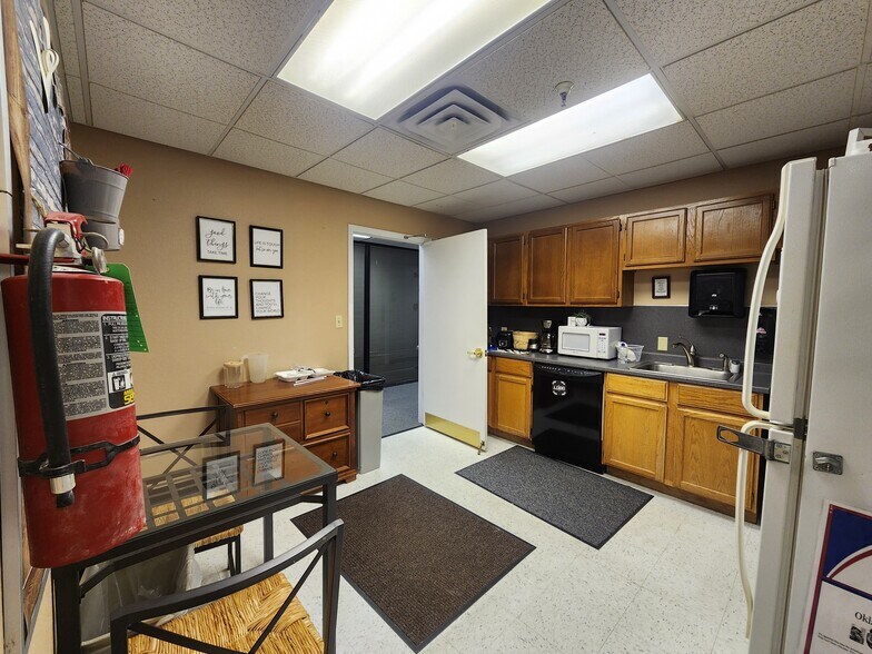 More Photos Of 8740 E 11th St, Tulsa Office For Sale