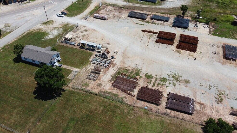 More Photos Of 701 W Broadway, Seminole Manufacturing For Sale