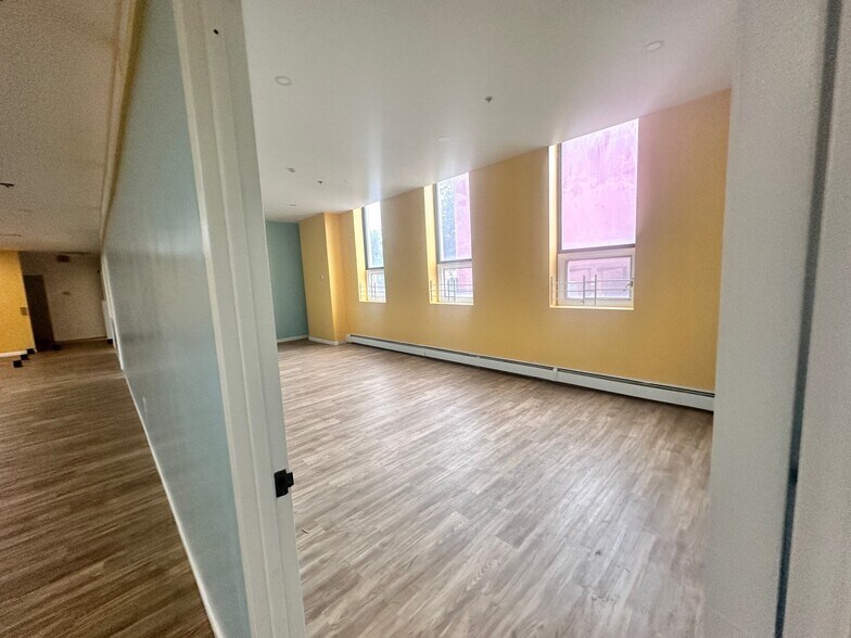 More Photos Of 1143-1147 47th Ave, Long Island City Showroom For Lease