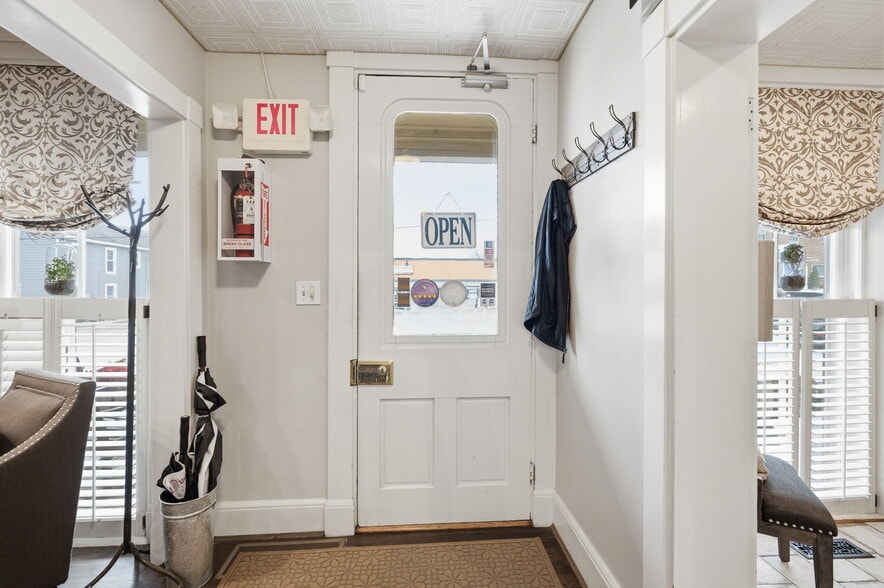 More Photos Of 8862 Cincinnati Dayton Rd, West Chester Office For Sale