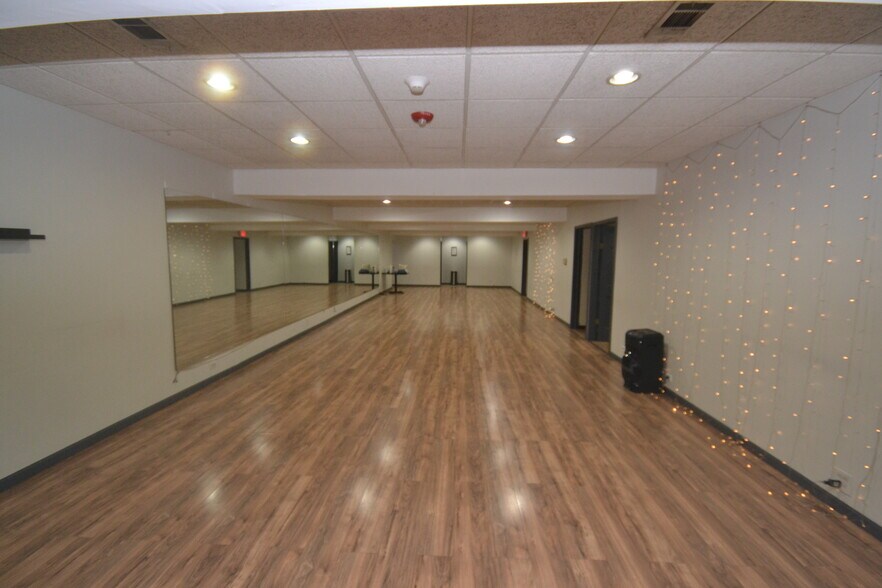 More Photos Of 76-80 S Grove Ave, Elgin Office For Lease