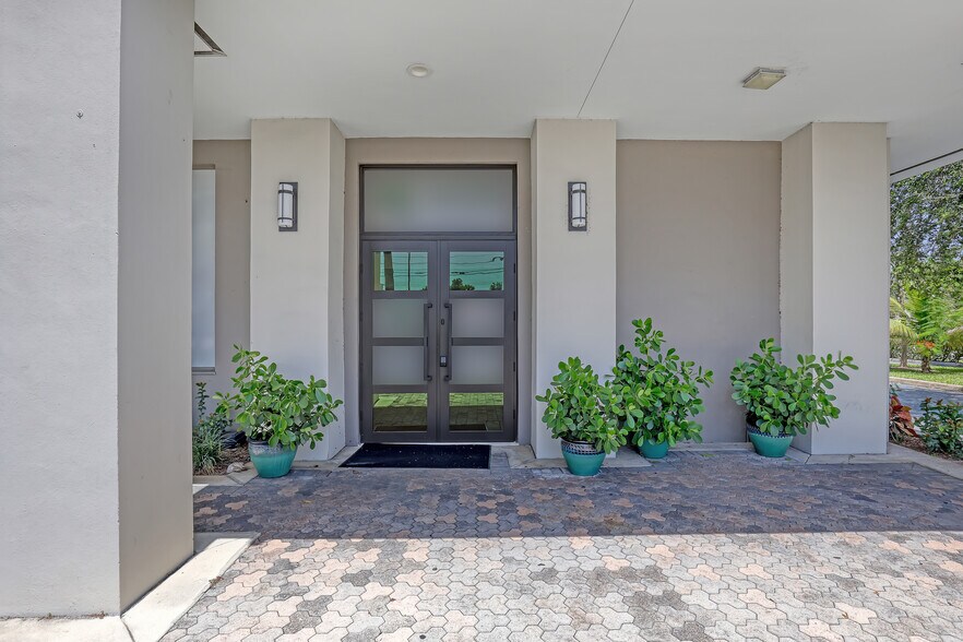 More Photos Of 2701 W Okeechobee Blvd, West Palm Beach Office For Sale