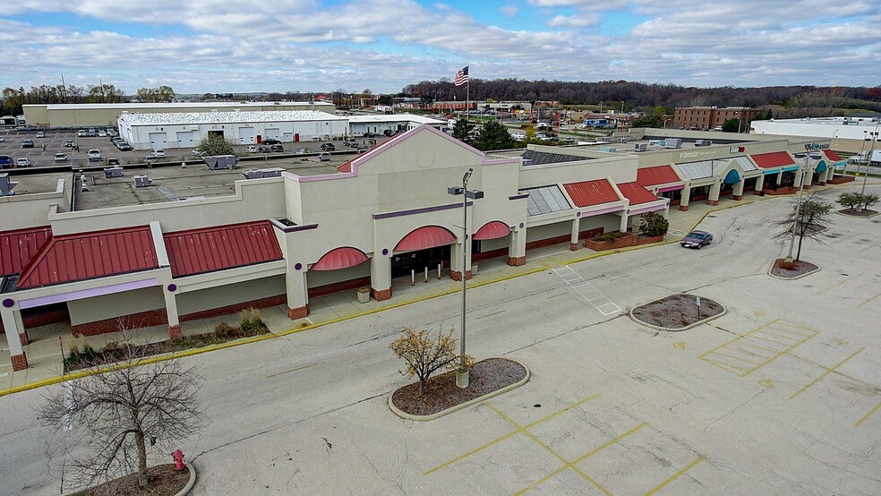 More Photos Of 8615-8665 W Brown Deer Rd, Milwaukee General Retail For Lease