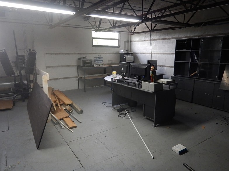 More Photos Of 4199 N Dixie Hwy, Boca Raton Warehouse For Lease