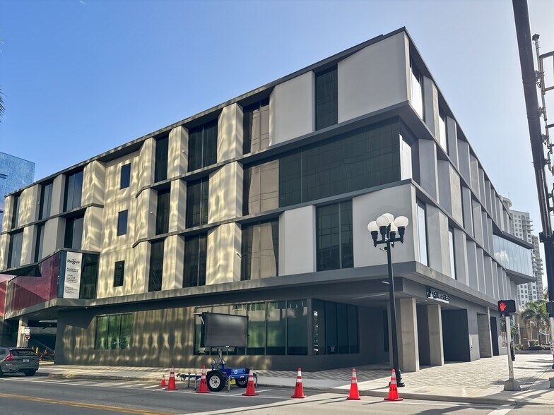 Primary Photo Of 1895 Tyler St, Hollywood Coworking Space