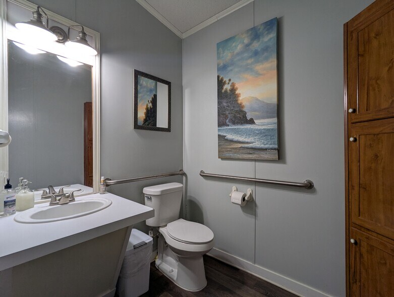 More Photos Of 16595 IH-10, Vidor Truck Terminal For Sale