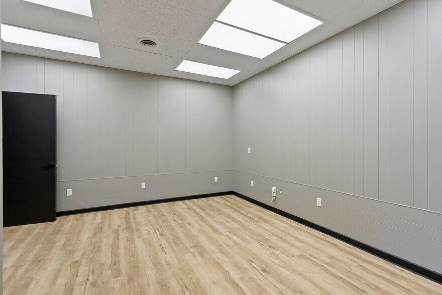 More Photos Of 5 Webb St, Windsor Locks Manufacturing For Lease