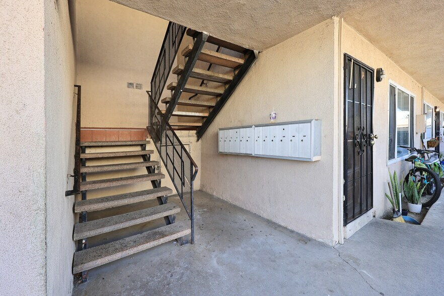 More Photos Of 5913 Greenwood Ave, Commerce Apartments For Sale