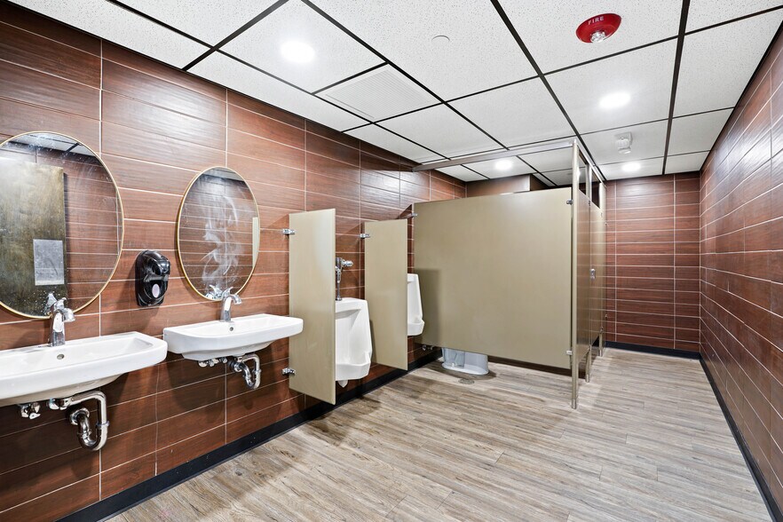 More Photos Of 801 N Fee St, Helena Bar For Sale