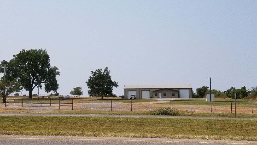 More Photos Of 3701 US Highway 81, Marlow Warehouse For Lease