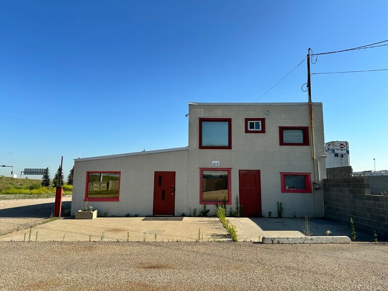 More Photos Of 1810 Yellowhead Trl NE, Edmonton Warehouse For Lease