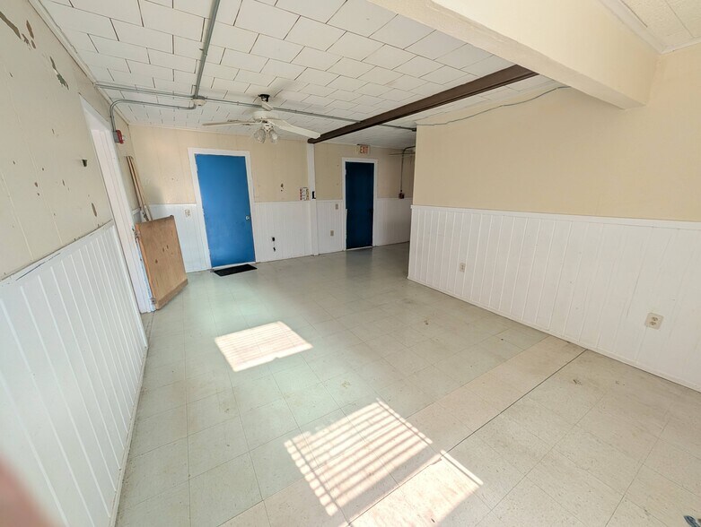 More Photos Of 401 Main st, Mart Office For Sale