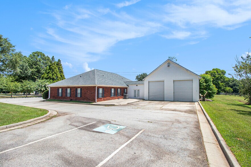 More Photos Of 3175 Highway 81 W, Hampton Storefront Retail Office For Lease