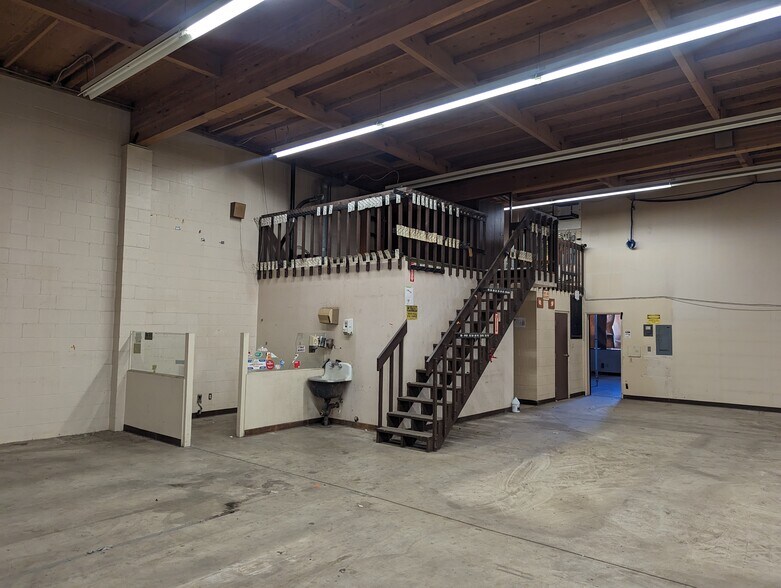 More Photos Of 1350 E Thompson Blvd, Ventura General Retail For Lease