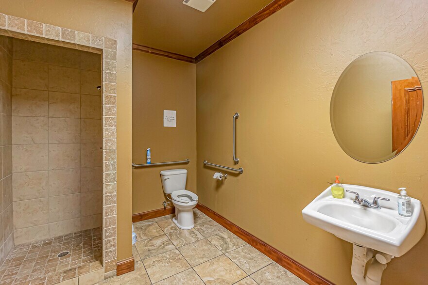 More Photos Of 1302 SW Lee Blvd, Lawton Storefront Retail Office For Lease