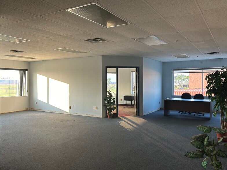 More Photos Of 100 Av Jenkins, Dorval Warehouse For Lease