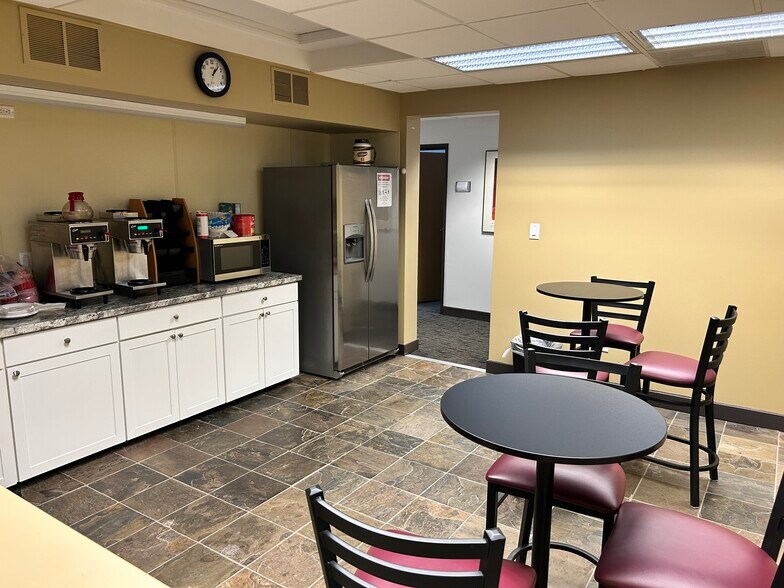 More Photos Of 31330 Schoolcraft Rd, Livonia Medical For Sale