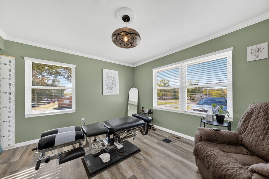 More Photos Of 302 S Lincoln Dr, Troy Office For Sale