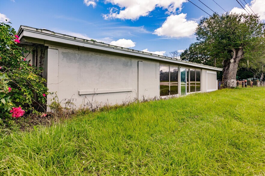 Primary Photo Of 19431 Palm Beach Blvd, Alva Flex For Lease