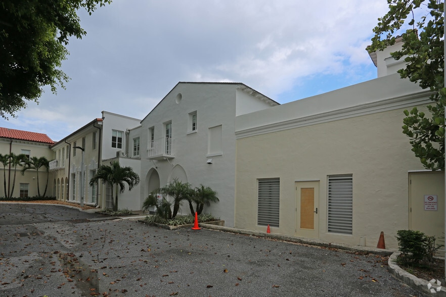 More Photos Of 239 S County Rd, Palm Beach Office For Lease