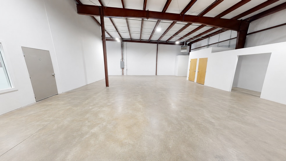 More Photos Of 2605 W Storage Parkway Rd, Rogers Flex For Lease