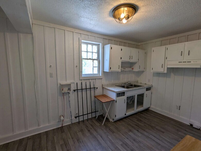 More Photos Of 1935 Gillespie St, Fayetteville Convenience Store For Sale