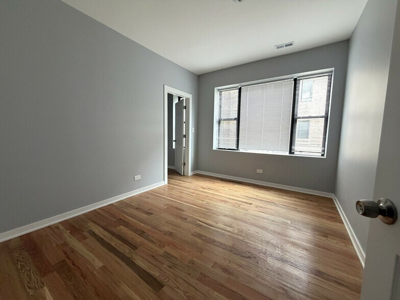 More Photos Of 7109 S Bennett Ave, Chicago Apartments For Sale