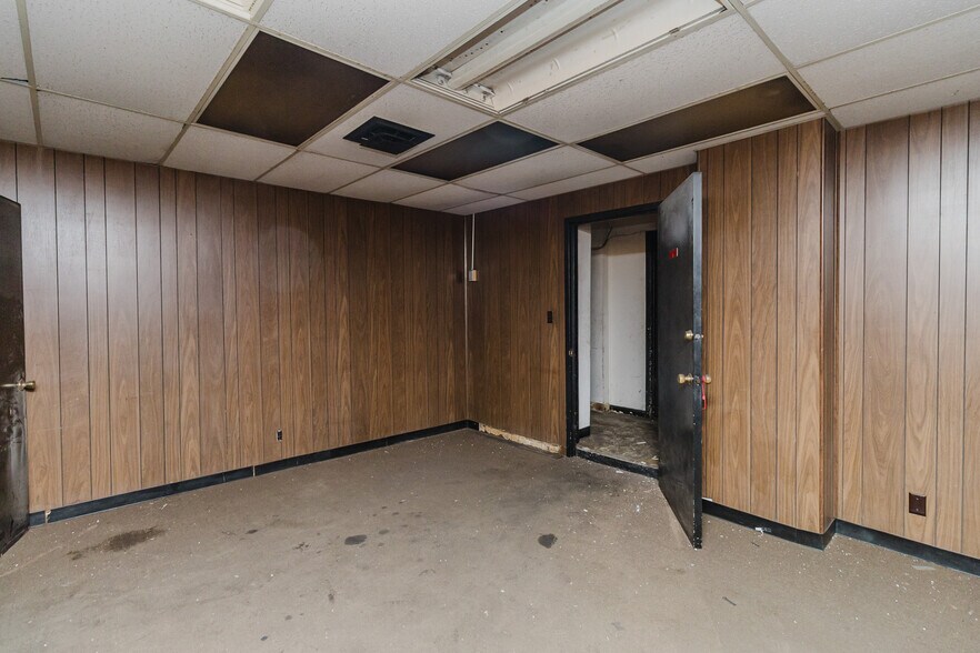 More Photos Of 470 N Seneca St, Wichita Warehouse For Sale