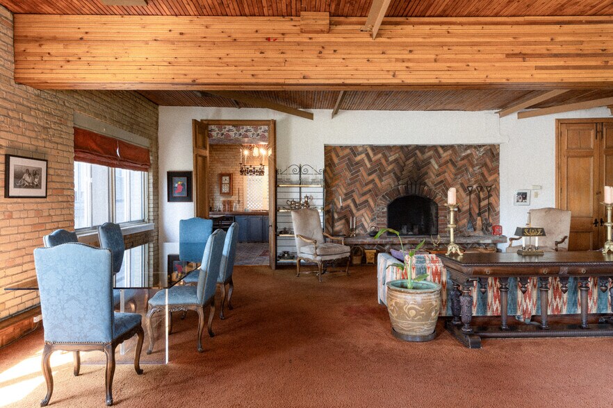 More Photos Of 18 Gloucester Ln, Toronto Office Residential For Sale