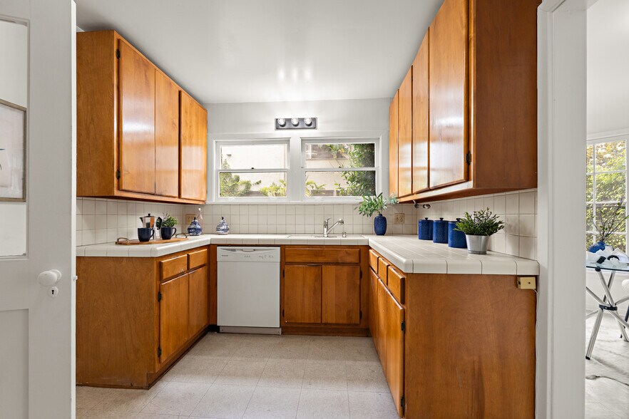 More Photos Of 1040 S Longwood Ave, Los Angeles Apartments For Sale