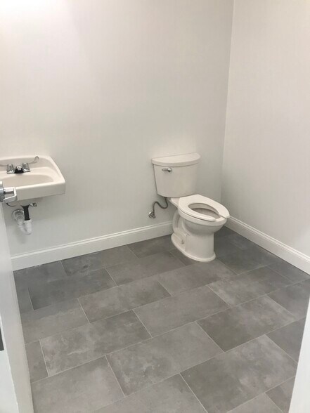 More Photos Of 1080 S Dixie Hwy W, Pompano Beach Warehouse For Lease