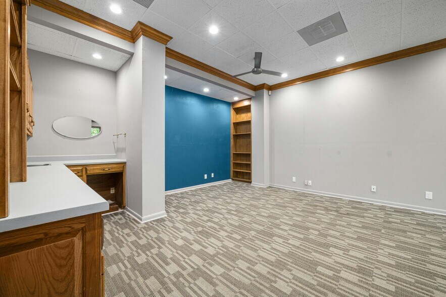 More Photos Of 5750 Balcones Dr, Austin Medical For Sale