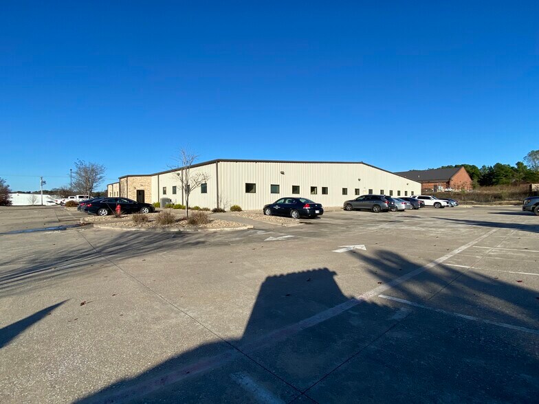 More Photos Of 3250 Robertson Rd, Tyler Office For Lease