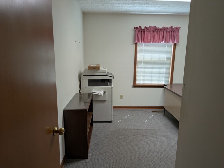 More Photos Of 380 Browns Ln, Coshocton Office For Lease