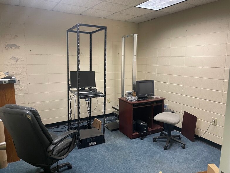 More Photos Of 1955 Dove St, Macon-Bibb Self Storage For Lease