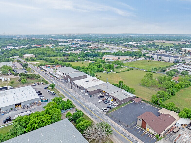 More Photos Of 11110 Bluff Bend Dr, Austin Warehouse For Lease