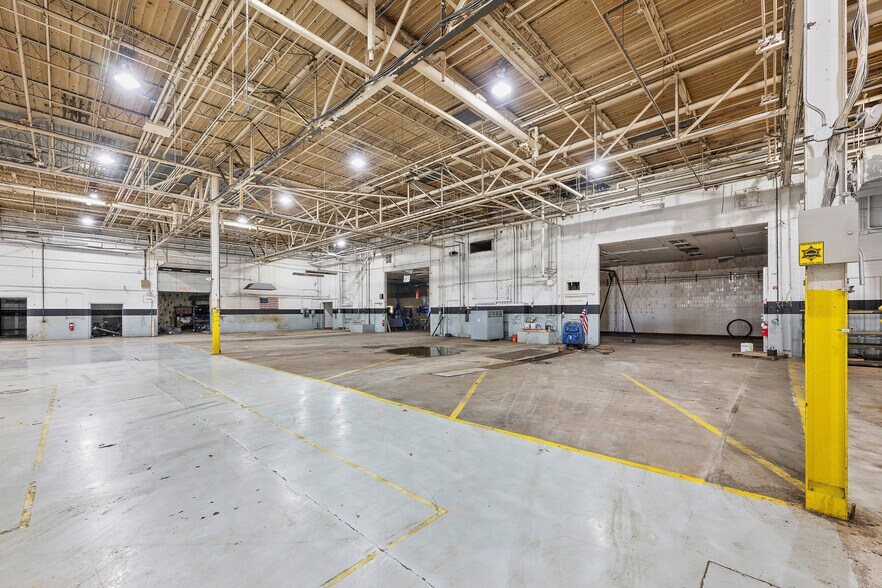 More Photos Of 2727 S Beech Daly Rd, Dearborn Heights Warehouse For Lease