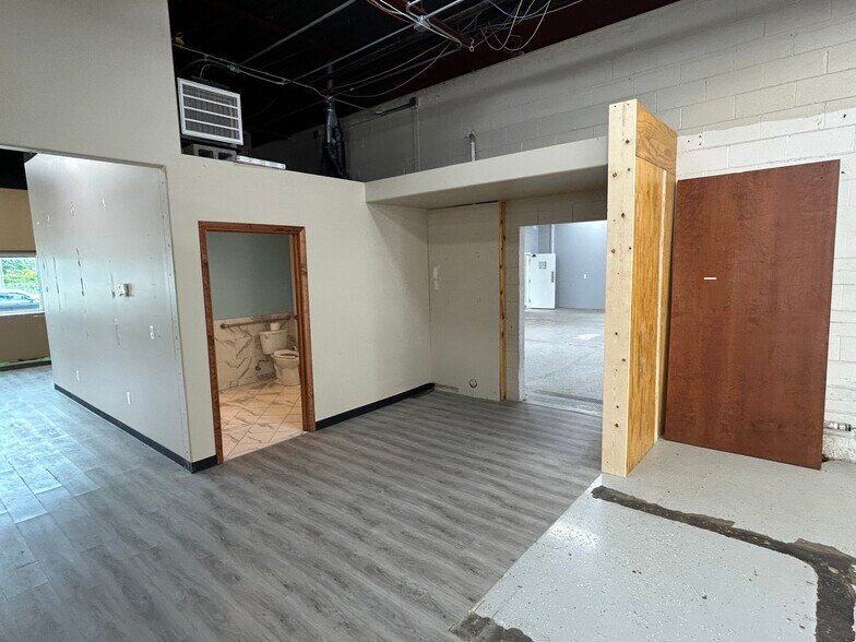 More Photos Of 26051 Dequindre Rd, Madison Heights Warehouse For Sale