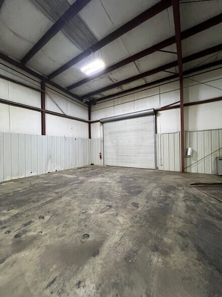 More Photos Of 206 Industrial Ct, Carrollton Warehouse For Lease