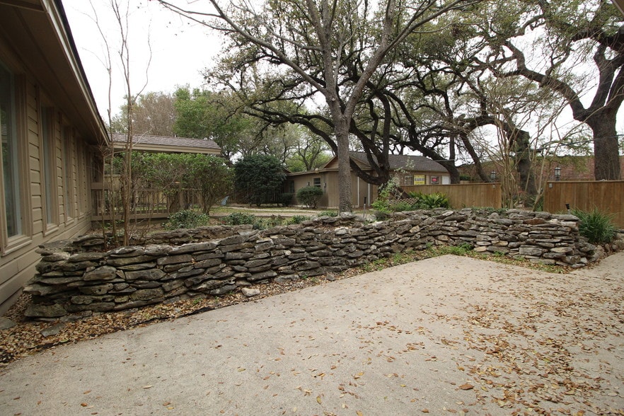 More Photos Of 13170 Pond Springs Rd, Austin Auto Repair For Sale