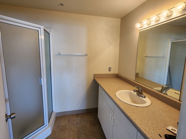 More Photos Of 1524 E Drinda Way, Bullhead City Warehouse For Lease