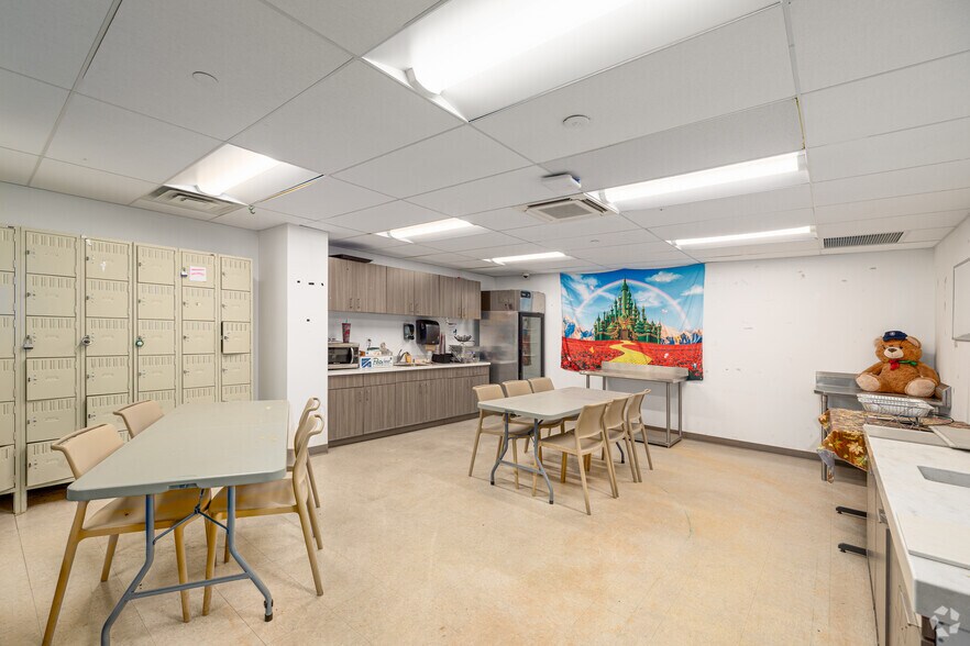 More Photos Of 17-19 Simpson Rd, Columbia Service Station For Lease