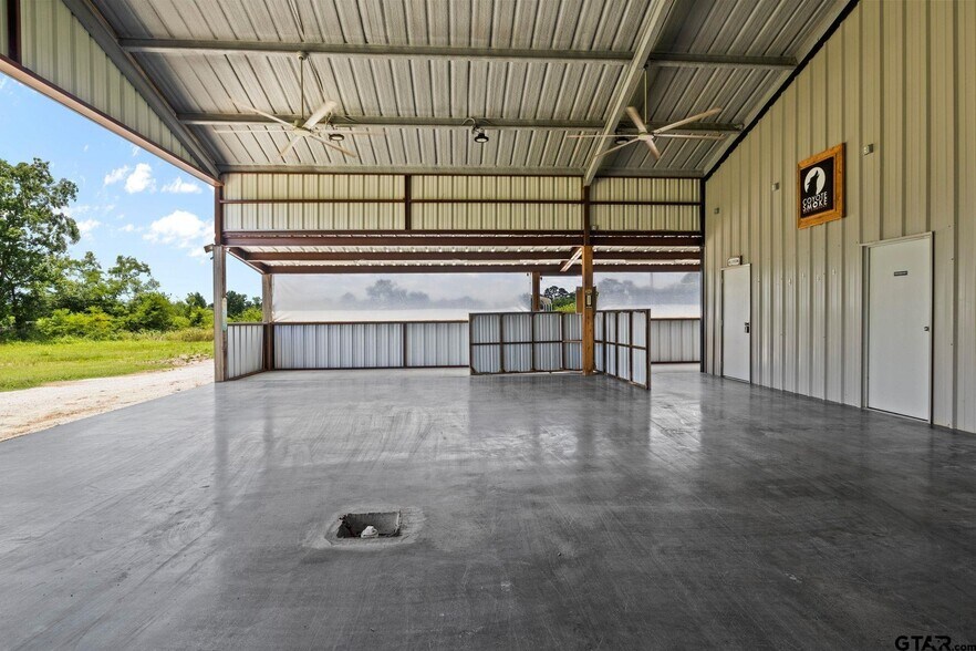 More Photos Of 908 W Broadway St, Winnsboro Flex For Sale