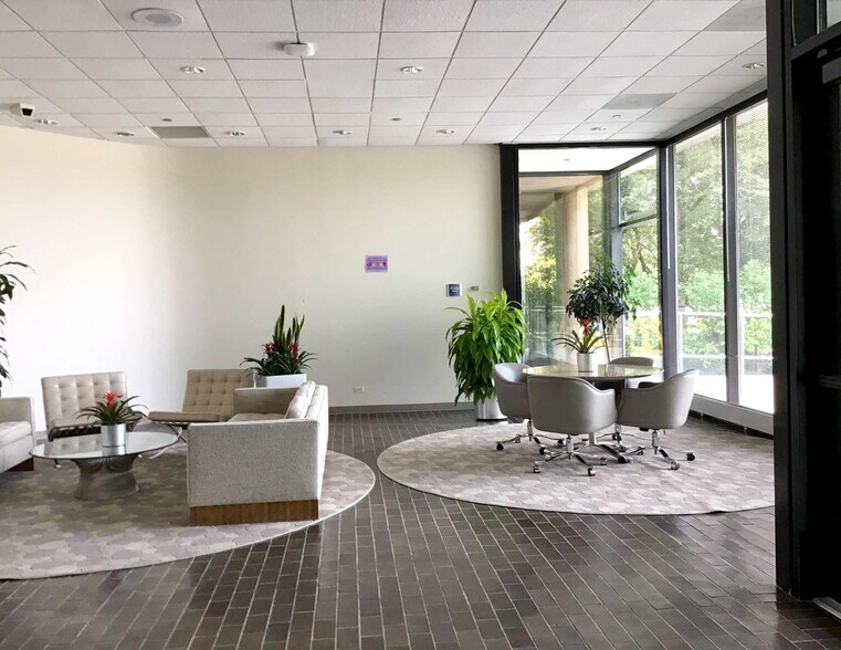 More Photos Of 32650 N Wilson Rd, Round Lake Flex For Lease